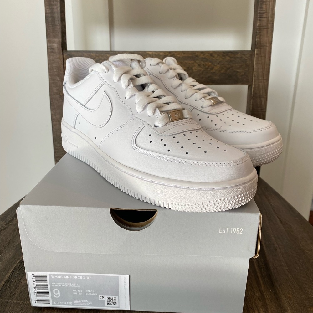 New Women’s Nike Air Force 1 ‘07 Sneakers size 9